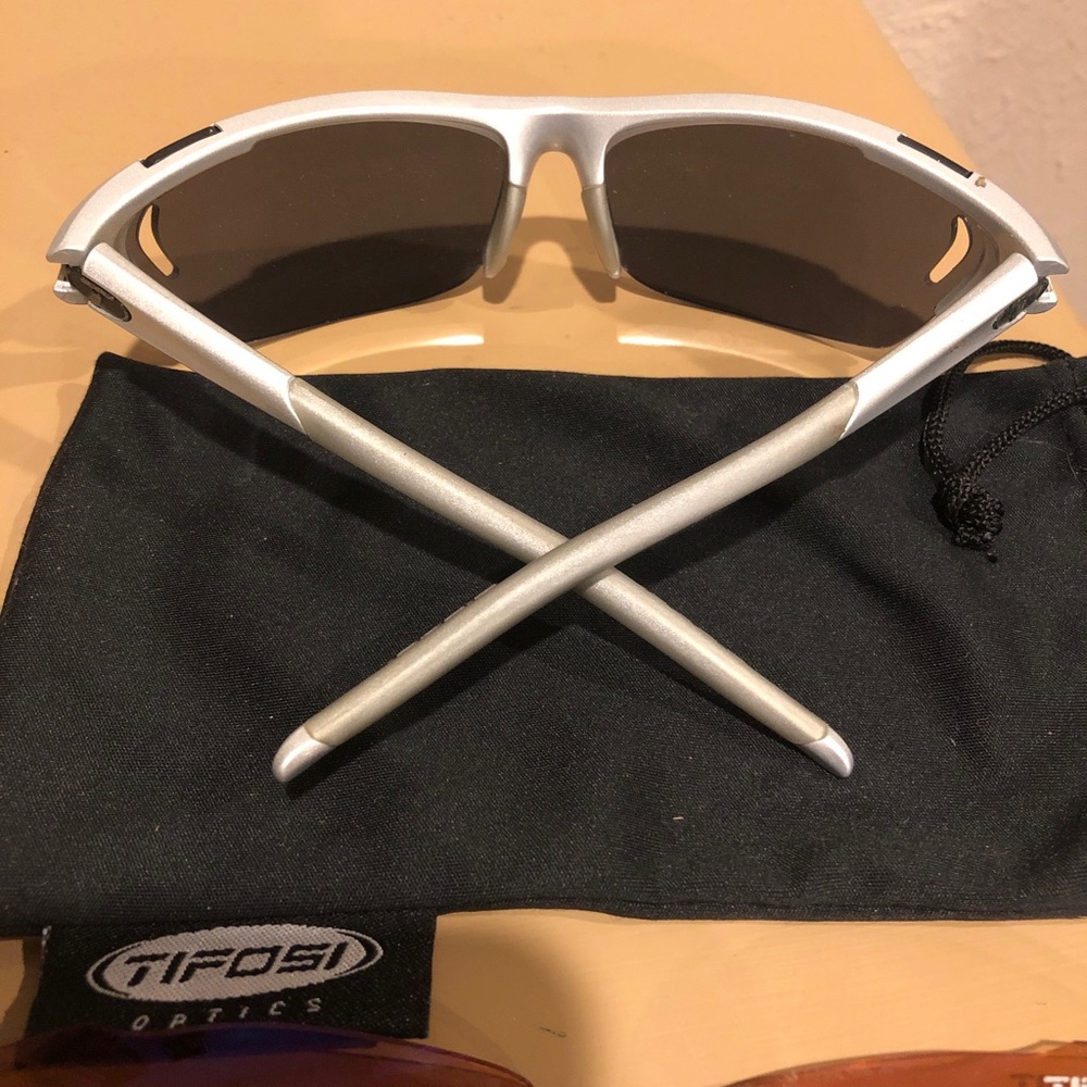 Tifosi athletic sunglasses in great condition with extra lens options.